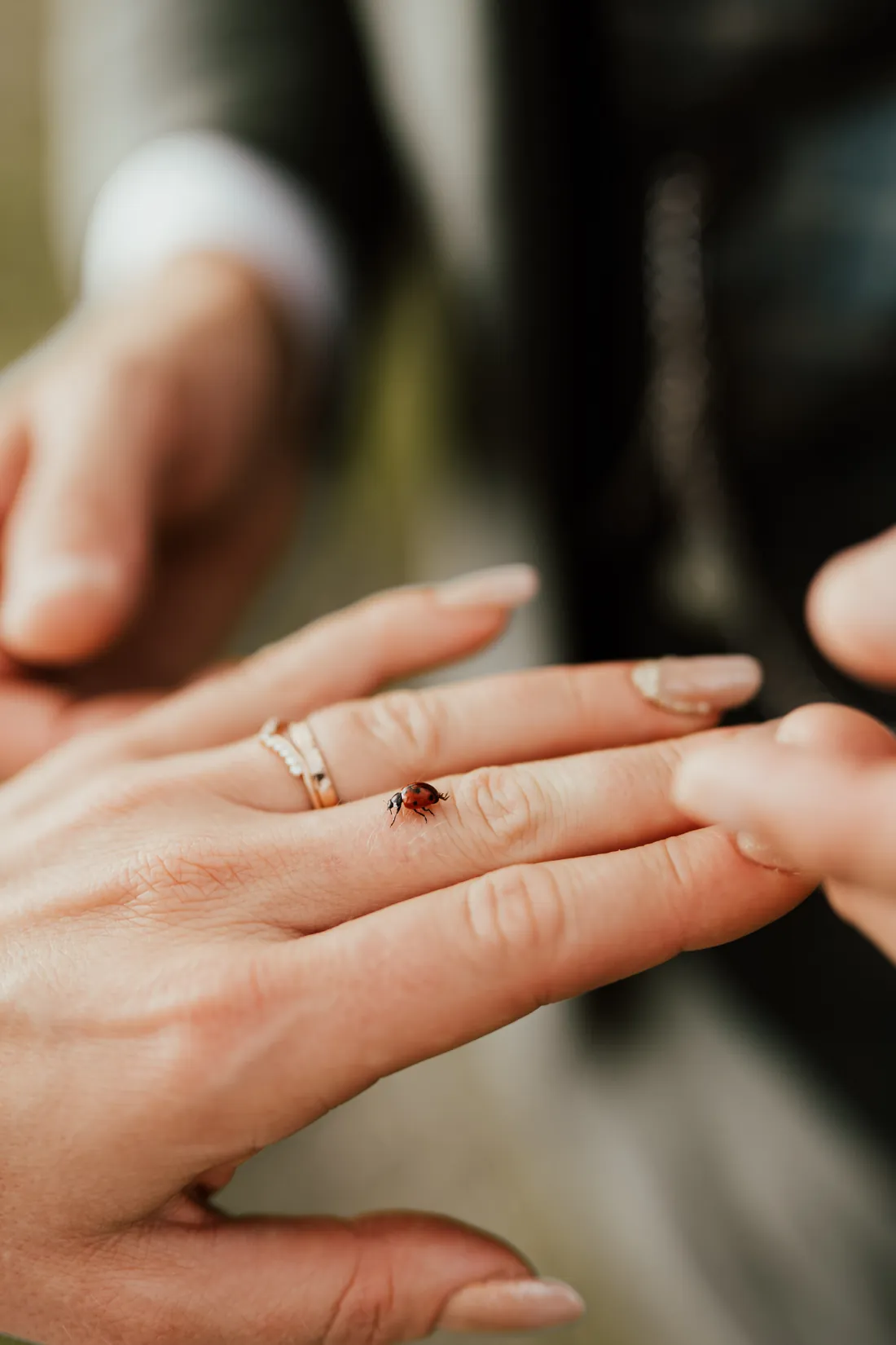 Nahaufnahme einer Hand mit Verlobungsring