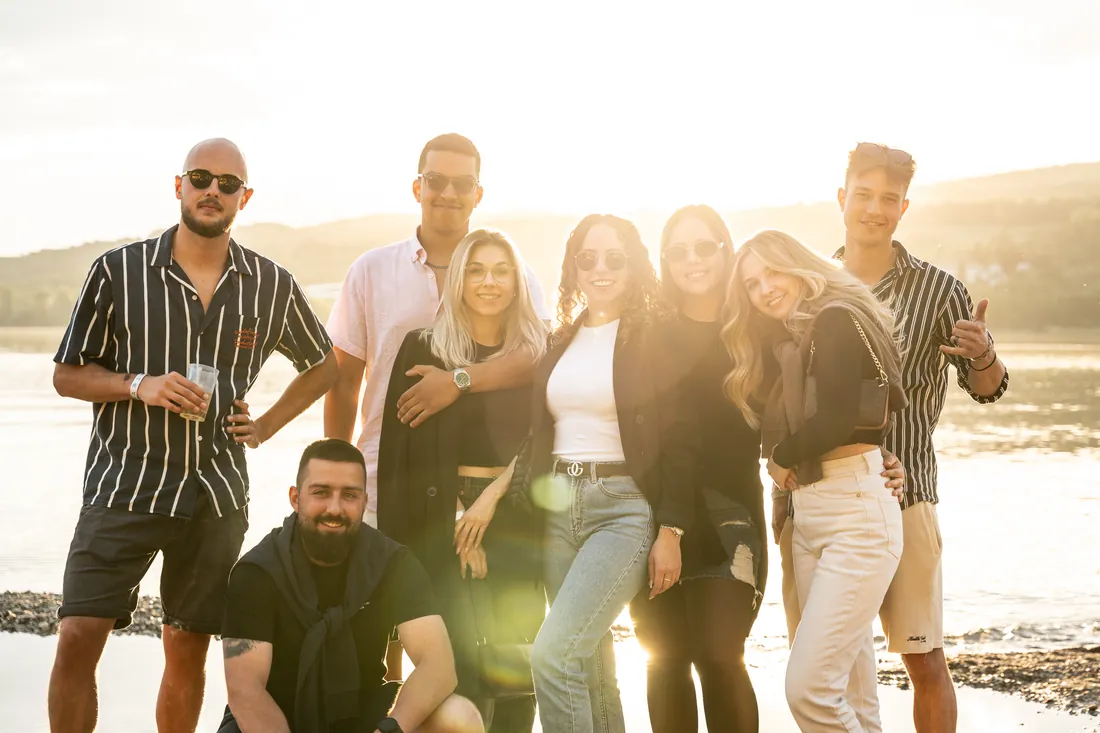 Gruppe Freunde im Gegenlicht am See