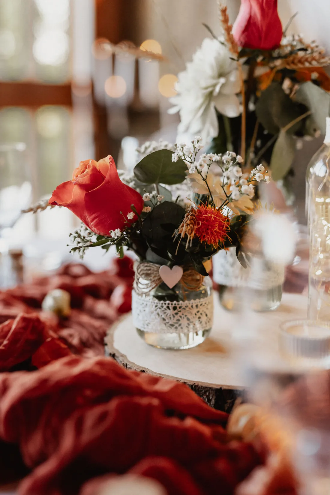 Tischdekoration mit roten Rosen und Kerzen