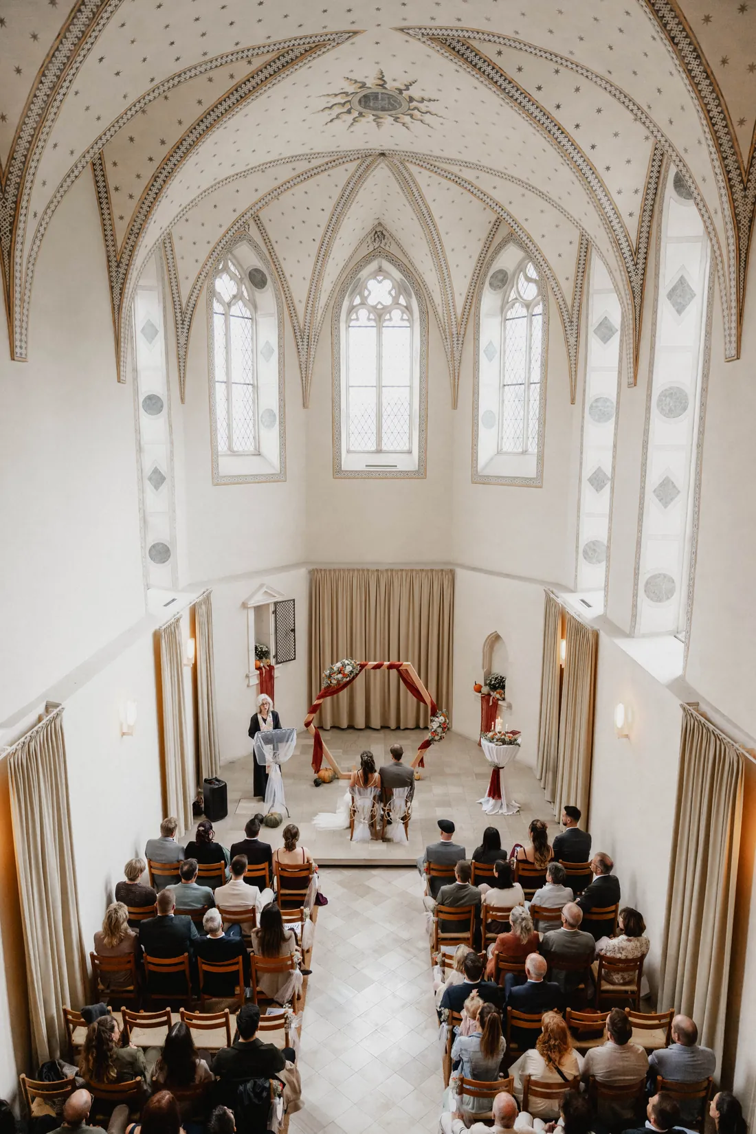 Blick von oben in eine gotische Kirche während der Trauung