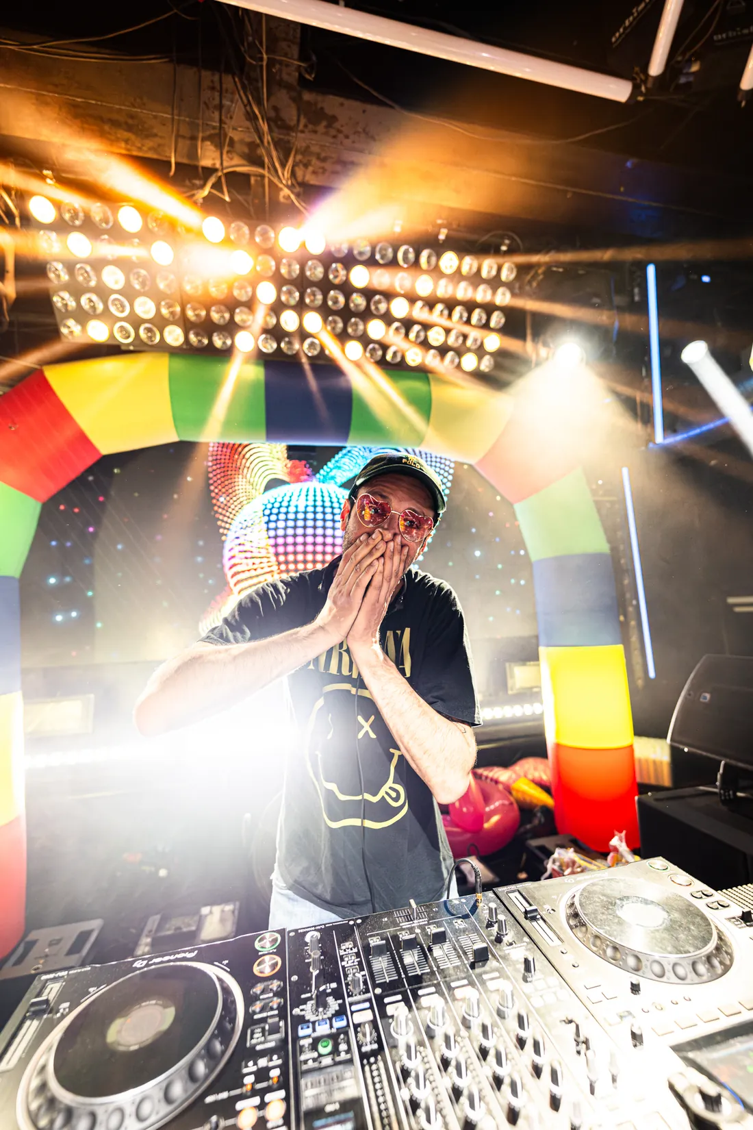 DJ vor einer bunten Lichtwand