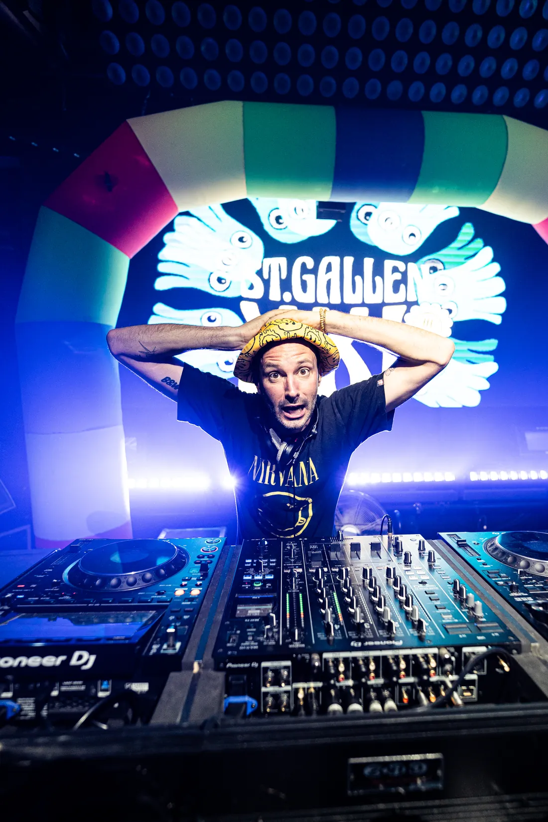 DJ mit Hut am Pult an einem Fest in St. Gallen