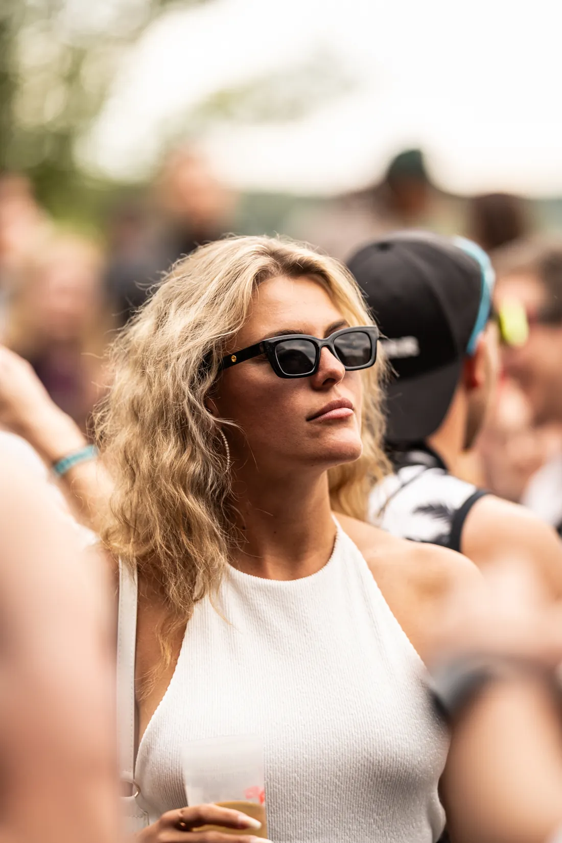 Festivalbesucherin mit Sonnenbrille in der Menge
