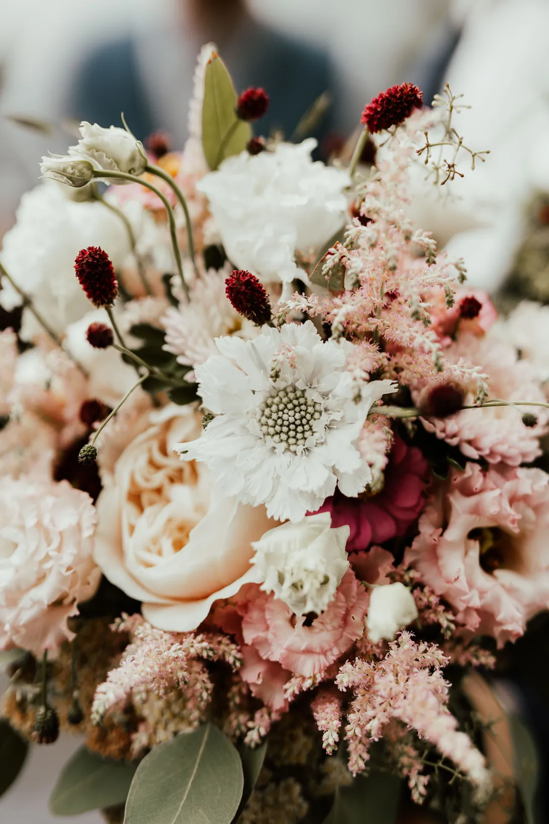 Brautstrauss mit Rosen und Astilben