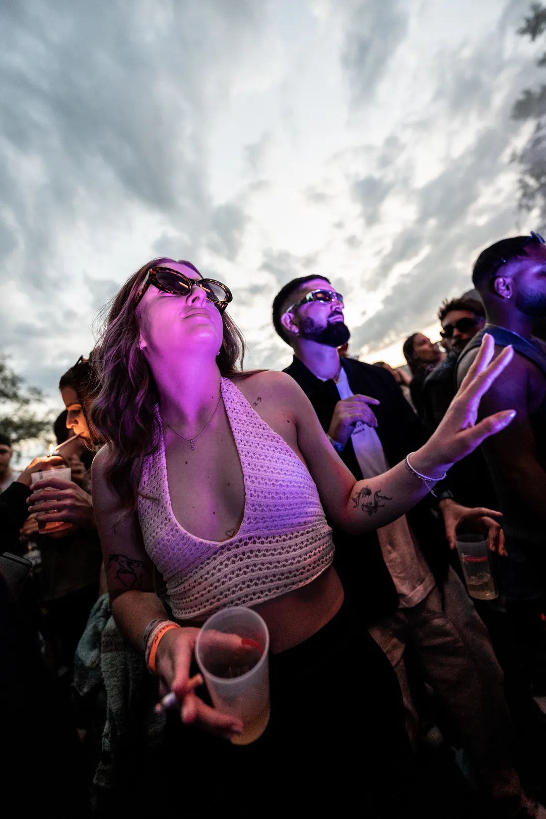 Festivalbesucherin tanzt in violettem Licht