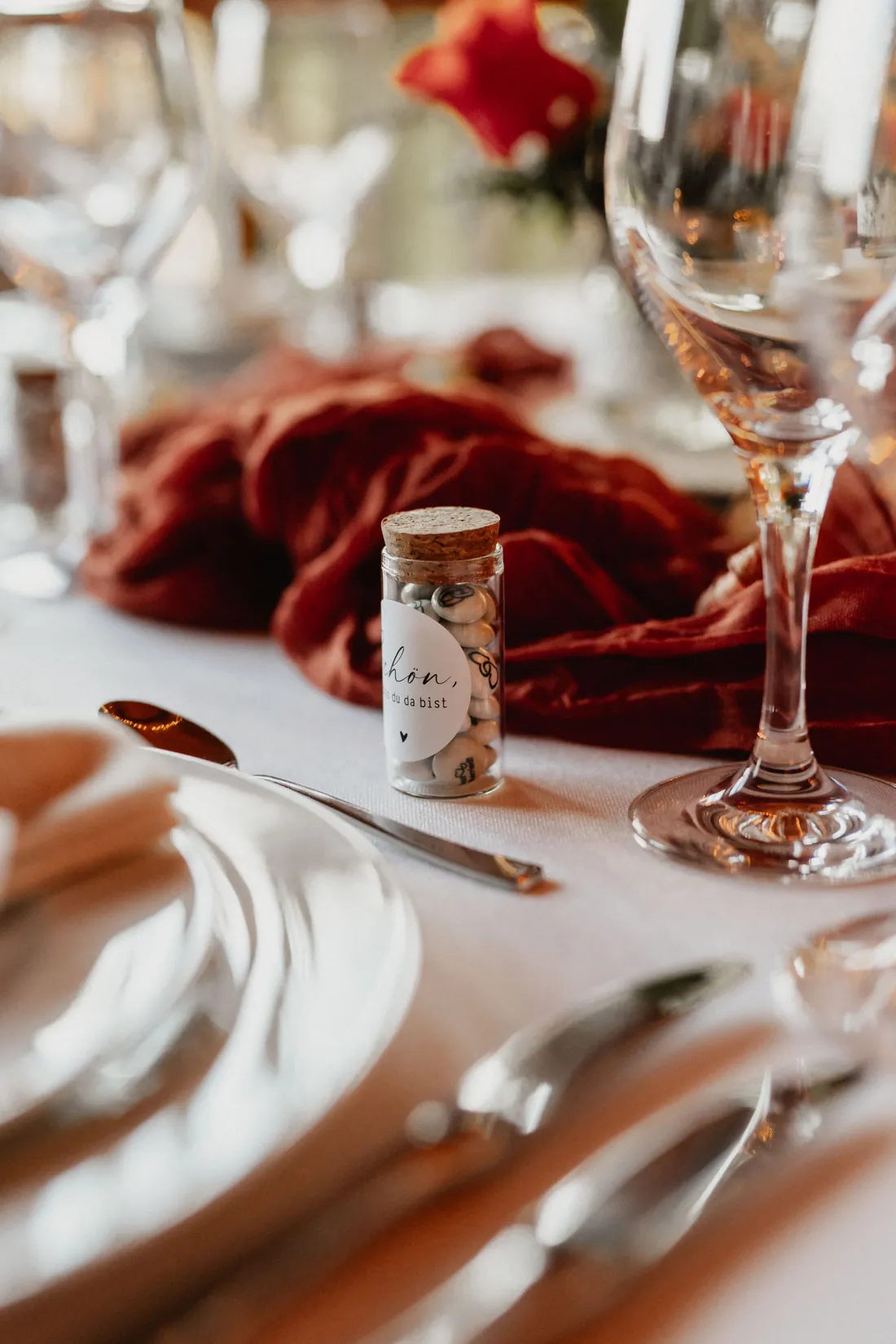 Weinglas und rote Serviette auf dem Hochzeitstisch