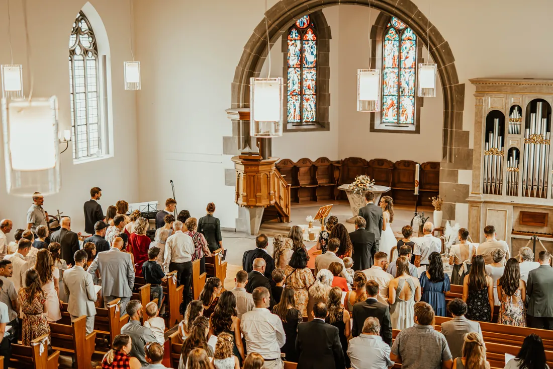 Volle Kirche während der Trauung, Blick durch den Mittelgang