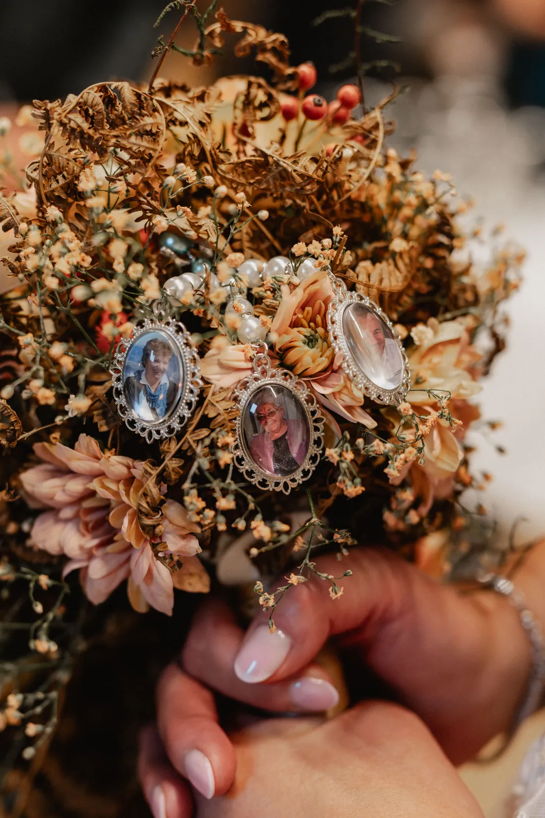 Brautstrauss aus Trockenblumen mit kleinen Fotomedaillons