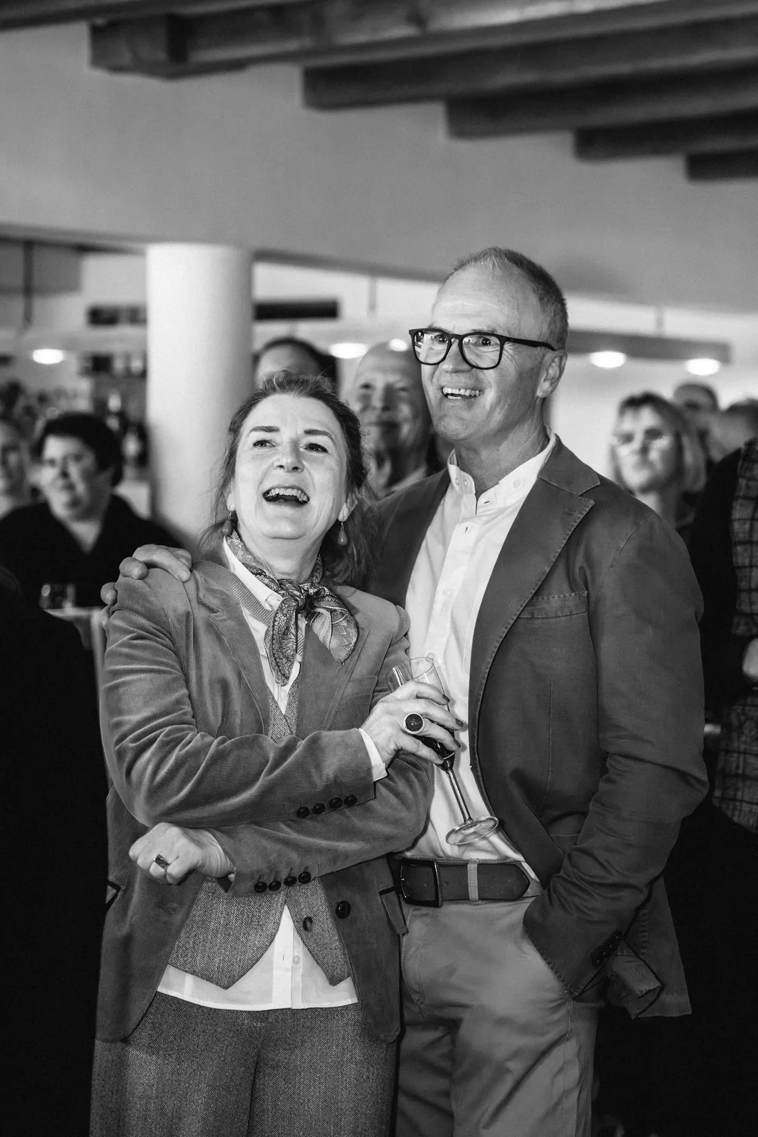 Zwei Gäste lachen herzhaft am Fest, Schwarzweiss