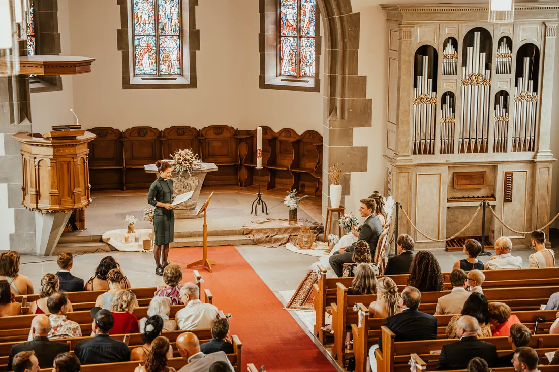 Trauung in einer Kirche mit Orgel, das Brautpaar vor dem Altar