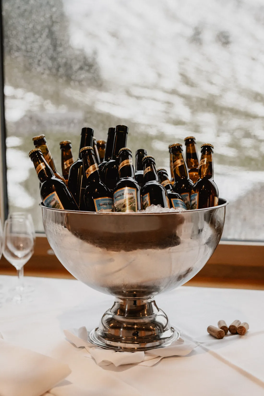 Bierflaschen in einer silbernen Schale mit Eis