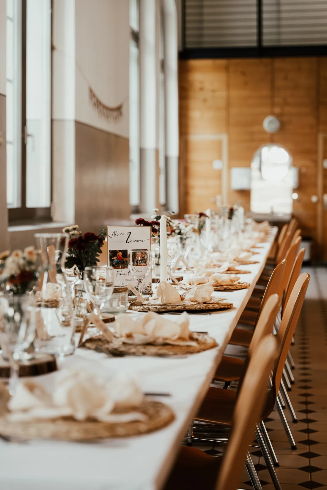 Gedeckte Hochzeitstafel mit Menükarten, Hochformat