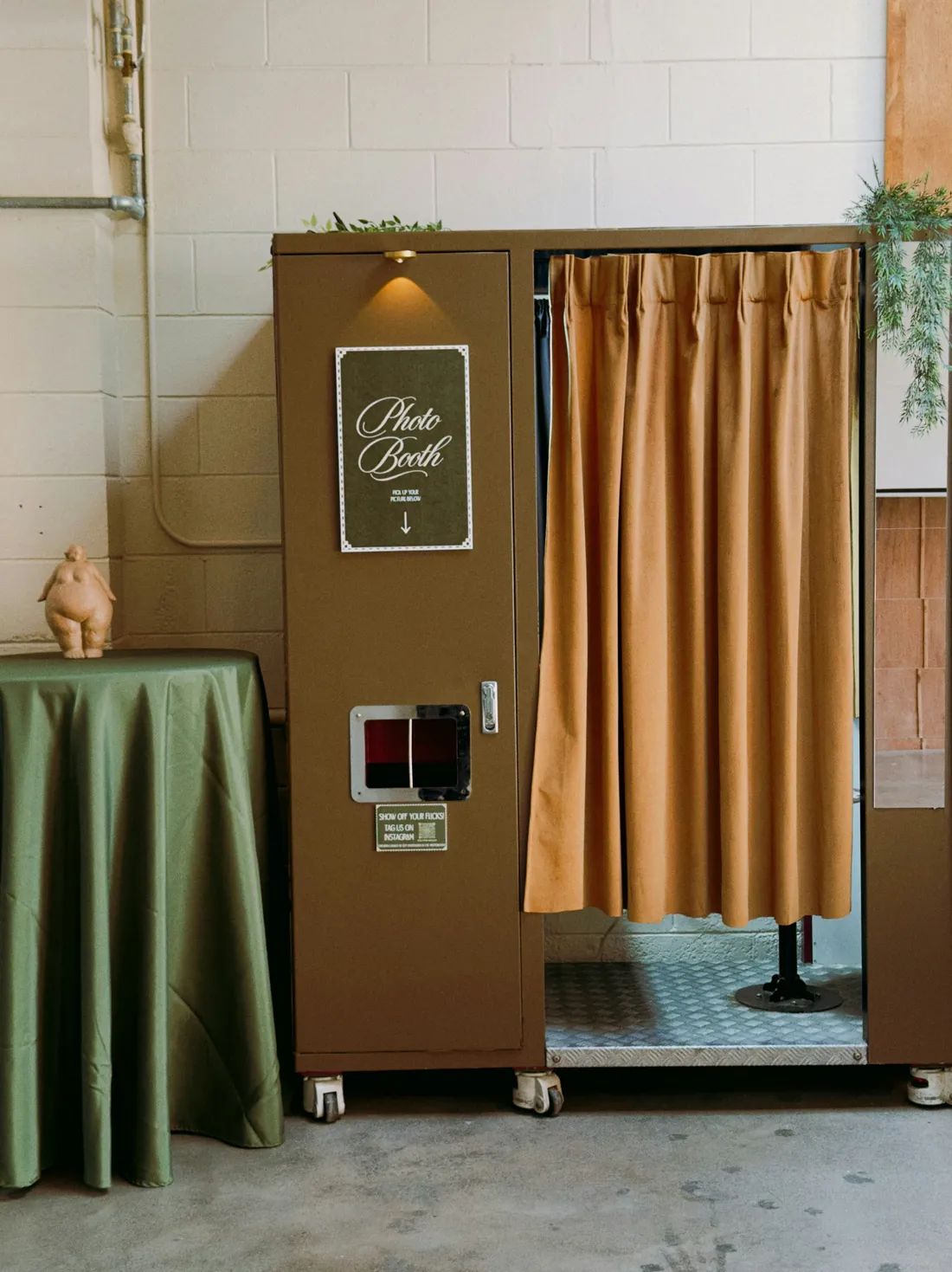 Vintage-Fotobox mit Vorhang, bereit für die Gäste